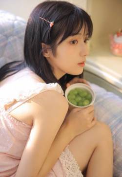 高颜值美女萝莉粉红吊带裙美女诱惑大胆写真