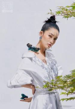 中国内地江苏省苏州市影视女演员李沁新中式国风写真图片