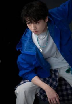 高清中国内地男歌手演员王俊凯蓝色卫衣精致写真图片
