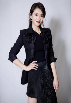 大陆江西省南昌市西湖区著名女演员刘涛斜肩裙性感写真图片