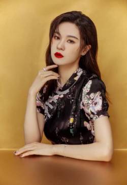 高清四川省成都市美女郁可唯龙纹旗袍性感写真图片