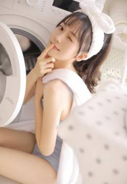 内地大陆美女主持人张艺凡《怪女孩》性感舞台照图片