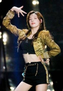 湖北武汉女演员赵粤荧光外套性感舞台照图片