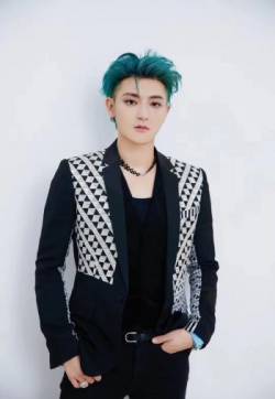 高清山东省青岛男明星黄子韬绿发酷帅写真图片