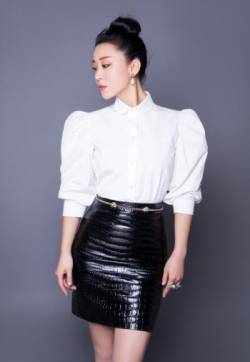 中国内地陕西省西安女演员苗圃黑色包臀裙性感写真图片