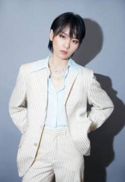 高清湖南长沙美女周笔畅高腰西裤性感写真