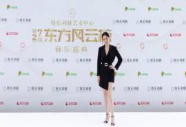 高清黑龙江省伊春美女张靓颖黑色修身西装性感写真