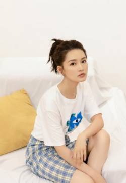 中国内地江苏省苏州市影视女演员李沁白T清新甜美写真图片