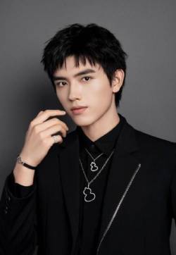 高清中国内地男演员陈飞宇狗啃刘海代言写真图片