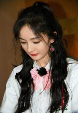 中国内地北京影视女演员杨幂《密室逃脱》最新甜美剧照图片