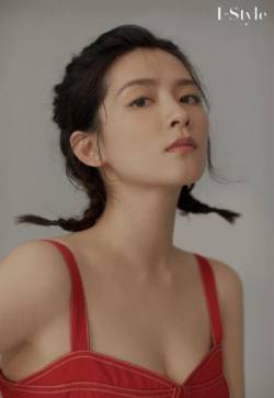 中国内地吉林长春男演员陈昊宇吊带红裙性感写真图片