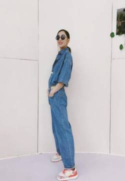 中国香港女演员郑希怡牛仔工装风性感图片