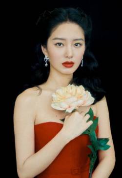 中国内地女演员、歌手、主持人杨采钰抹胸红裙性感写真图片