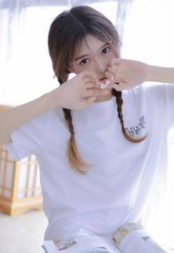麻花辫美少女性感白嫩诱人写真图片