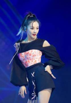 高清上海美女黄龄《乘风破浪的姐姐》第八期剧照图片