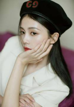 江苏常州职业模特女演员白鹿意式复古套裙性感图片写真