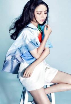 高清中国内地新疆伊犁影视女演员佟丽娅俏皮写真手机壁纸