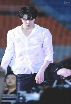 高清韩国首尔特别男明显韩国组合EXO吴世勋手机桌面壁纸下载