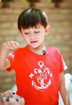 综艺栏目爸爸去哪儿3混血小王子刘诺一可爱手机桌面壁纸下载