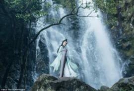 古风持剑美女瀑布电脑桌面壁纸