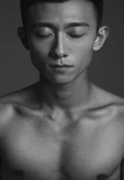 高清北京市东城区男演员硬汉型男张一山黑白手机壁纸下载