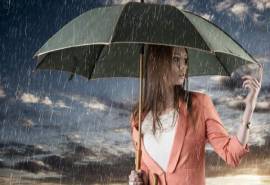 西方最惊艳的雨中撑伞的西方美女桌面壁纸