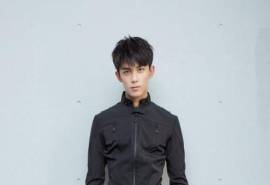 中国内地男演员吴磊帅气制服青春写真图片桌面壁纸