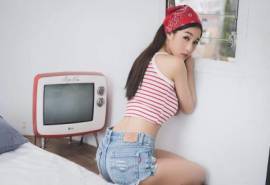 高清最流行短裤性感清纯美女户外长腿热裤迷人写真高清桌面壁纸