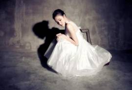 中国湖南衡阳女演员刘雨欣白色吊带裙性感写真桌面壁纸