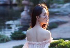 中国内地江苏省苏州市影视女演员李沁夏日优雅气质写真高清桌面壁纸