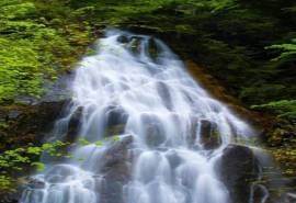 山间瀑布唯美风景图片手机壁纸