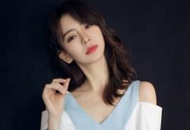 四川省成都市武侯女演员戚薇优雅时尚性感高清桌面壁纸