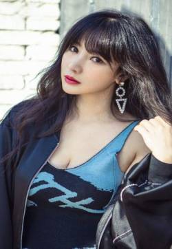 中国内地湖南衡阳女演员柳岩性感撩人写真高清手机壁纸