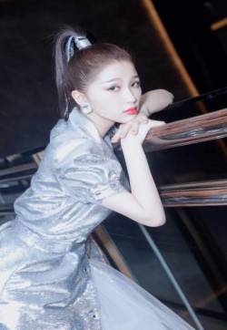 高清中国内地美女虞书欣时尚写真手机壁纸图片