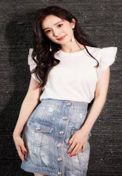 中国内地北京影视女演员杨幂活动照高清手机壁纸