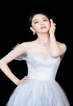 高清中国内地新疆伊犁影视女演员佟丽娅美艳性感高清桌面壁纸第张