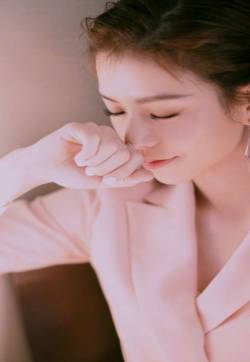 中国台湾女演员宋芸桦率性性感写真手机壁纸