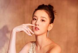 中国北京当代95后女演员宋祖儿羽毛裙性感写真桌面壁纸