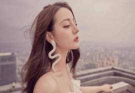 新疆乌鲁木齐美女演员迪丽热巴性感抹胸裙写真桌面壁纸