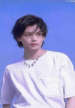 高清男明星丁禹兮蓝色文艺手机壁纸