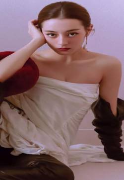 新疆乌鲁木齐美女演员迪丽热巴时尚气质高清手机壁纸