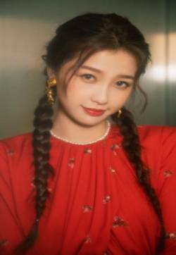 高清中国内地美女虞书欣红裙拳击辫酷飒高清手机壁纸