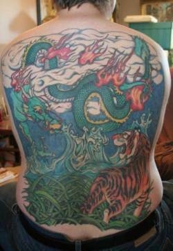 飞龙纹身图案 男生背部飞龙纹身图案