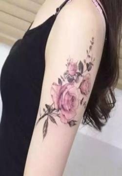 男性帅气的胸前黑色花胸纹身作品
