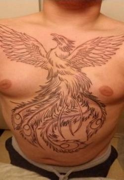 凤凰纹身 男生胸前生动的凤凰纹身图片