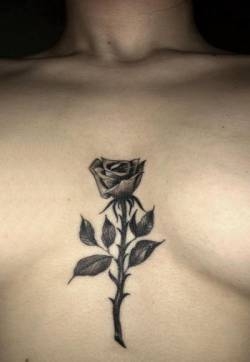 纹身玫瑰女生胸下黑色的玫瑰纹身图片