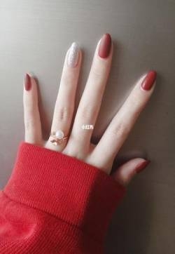 磨砂红色美甲 磨砂红色美甲图片带钻
