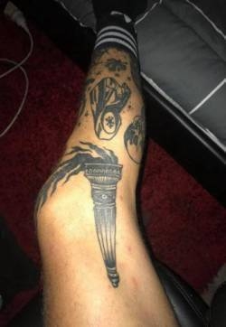 火的纹身图案  男生腿上黑色的火炬纹身图片