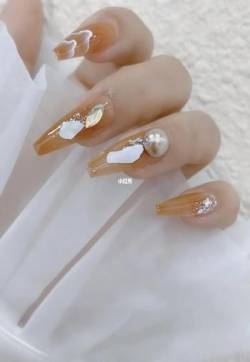 琥珀色美甲 红色琥珀美甲
