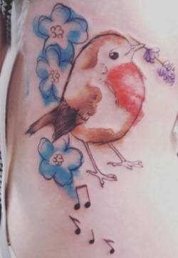 侧腰纹身图 女生侧腰上花朵和鸟纹身图片